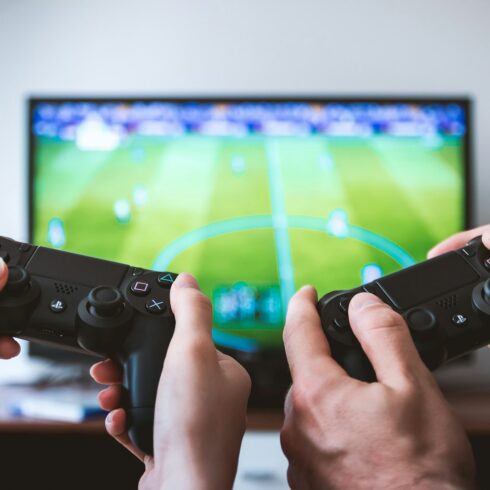 4인 협동 게임의 매력, 한 화면에 모인 네 명의 영웅 two people playing Sony PS4 game console
