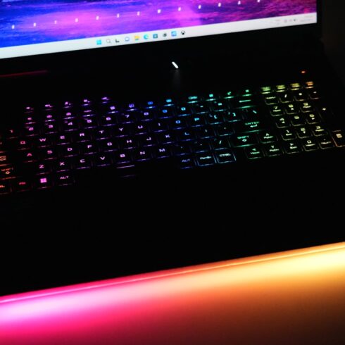 새벽 게이머들의 세계, 밤이 깊을수록 빛나는 시간 Laptop with colorful rgb keyboard and lighting